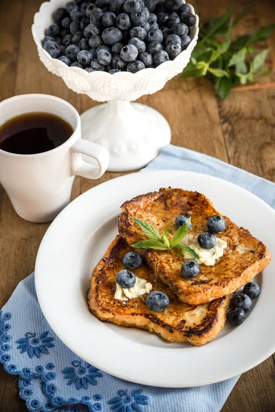 Tostadas francesas con arándanos frescos y jarabe de arce — Foto de Stock