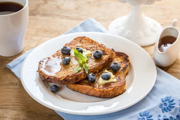 French Toasts mit frischen Blaubeeren und Ahornsirup — Stockfoto