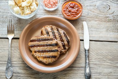 Ahşap zemin üzerine sığır eti biftek