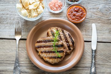 Ahşap zemin üzerine sığır eti biftek