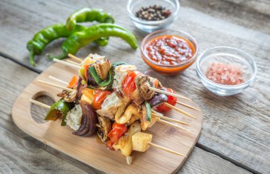 Ahşap tahta üzerinde ızgara sebze şişleri