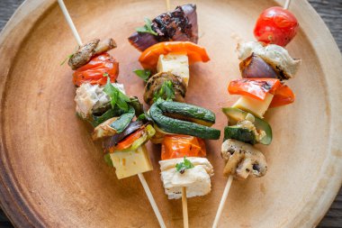 Plaka üzerinde ızgara sebze şişleri