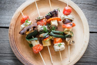 Plaka üzerinde ızgara sebze şişleri