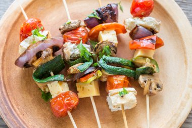 Plaka üzerinde ızgara sebze şişleri