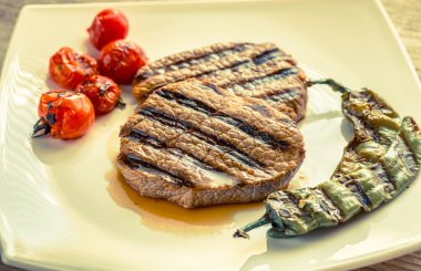 Sığır eti biftek beyaz kare plaka üzerinde