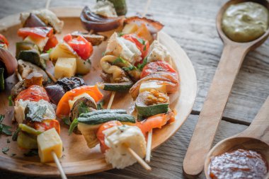 Plaka üzerinde ızgara sebze şişleri