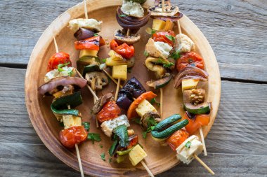 Plaka üzerinde ızgara sebze şişleri