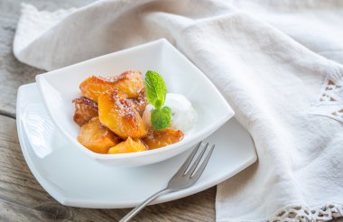 Karamelize şeftali vanilyalı dondurma ile