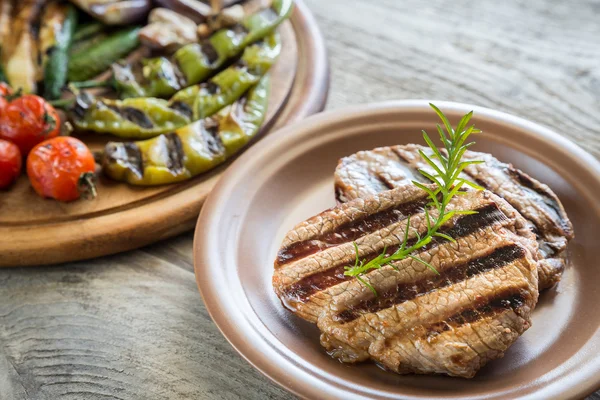 Ahşap tahta üzerinde sığır eti biftek ızgara sebze