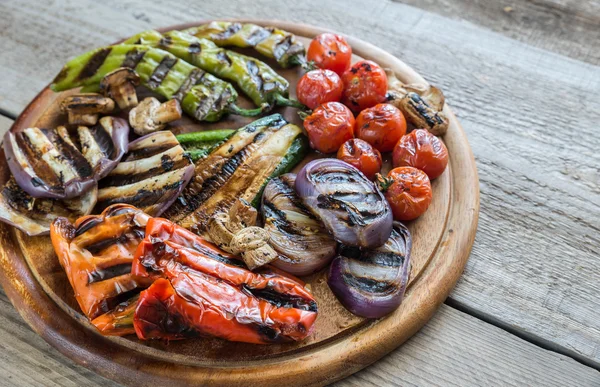 Verdure alla griglia sulla tavola di legno — Foto Stock