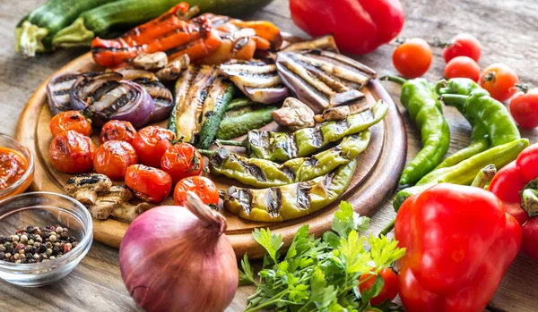 Gegrilltes und frisches Gemüse auf dem Holzbrett — Stockfoto