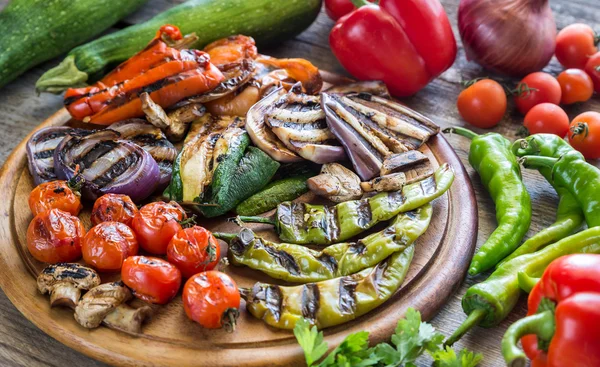 Grilled and fresh vegetables on the wooden board — Stock Photo, Image