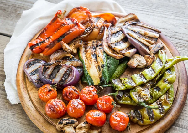 Gegrilde groenten op de houten bord — Stockfoto