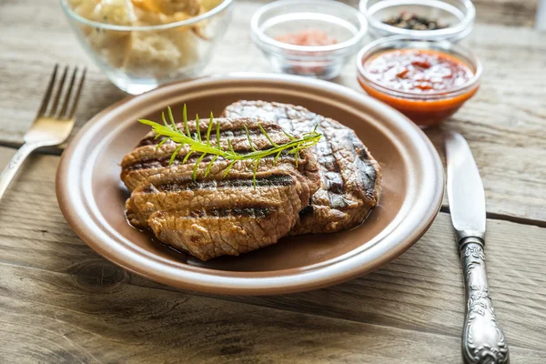 Ahşap zemin üzerine sığır eti biftek