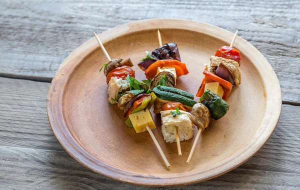 Brochetas de verduras a la parrilla en el plato —  Fotos de Stock