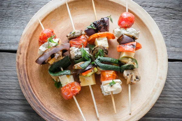 Plaka üzerinde ızgara sebze şişleri