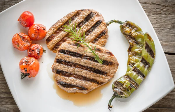 Bifes de carne na placa quadrada branca — Fotografia de Stock