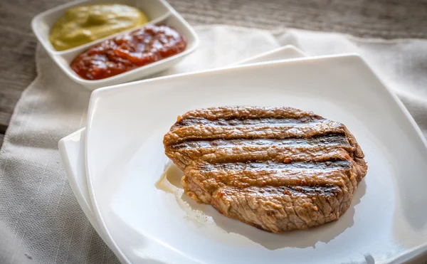 Sığır eti biftek beyaz kare plaka üzerinde