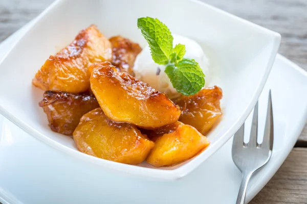 Karamelize şeftali vanilyalı dondurma ile