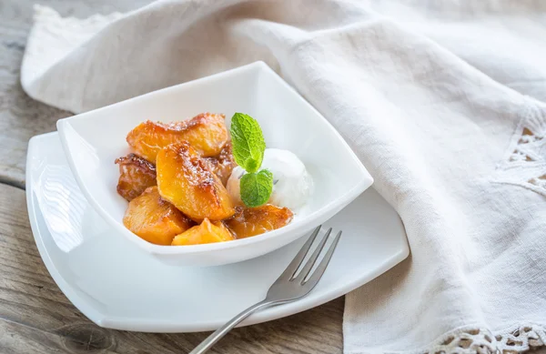 Karamelize şeftali vanilyalı dondurma ile