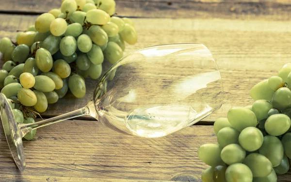 Glass of white wine with bunch of grape — Stock Photo, Image