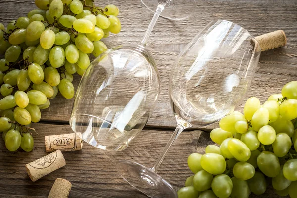 Glasses of white wine with grape: top view — Stock Photo, Image