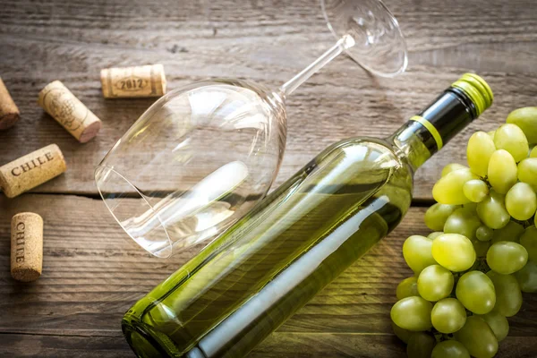 Butelka białego wina z kiści winogron — Zdjęcie stockowe