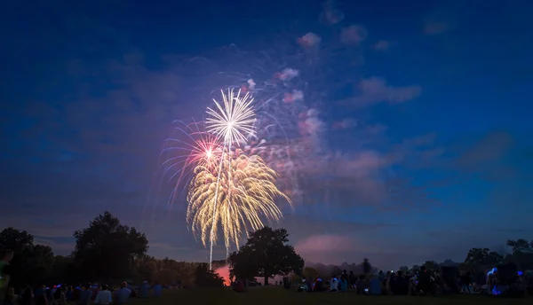 Menschen betrachten Feuerwerk zu Ehren des Unabhängigkeitstages — Stockfoto