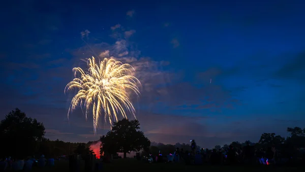 Menschen betrachten Feuerwerk zu Ehren des Unabhängigkeitstages — Stockfoto