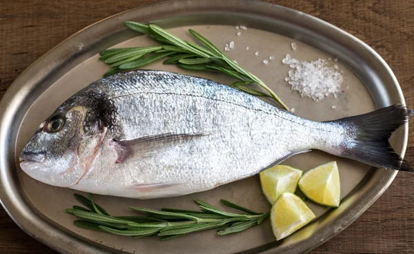 Dorada fresca con ingredientes en la bandeja vintage — Foto de Stock