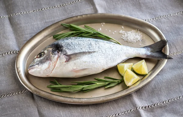 Dorada fresca com ingredientes na bandeja vintage — Fotografia de Stock