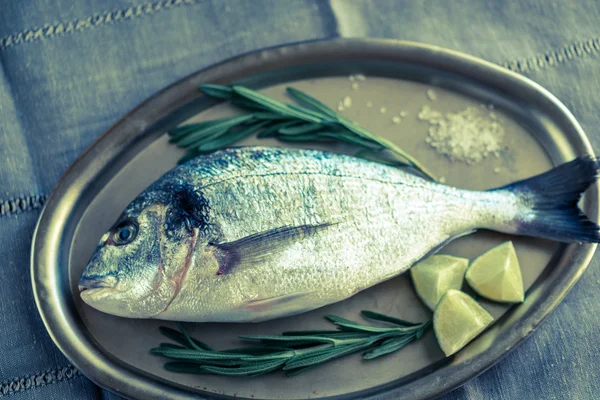 Dorada fresca com ingredientes na bandeja vintage — Fotografia de Stock