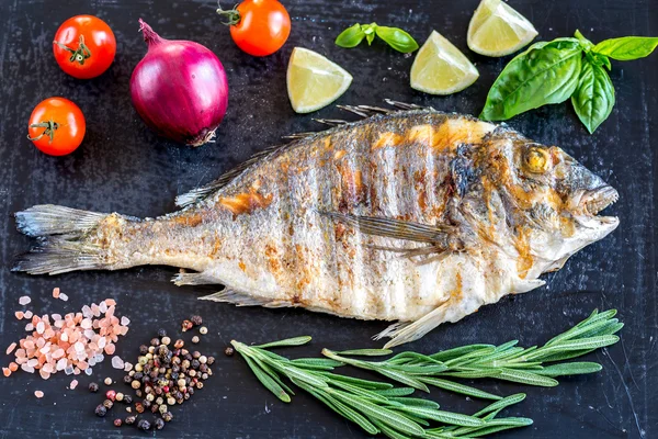 Grilled dorada fish with fresh vegetables and herbs — Stock Photo, Image