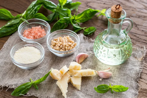 Ingredientes para pesto na mesa de madeira — Fotografia de Stock