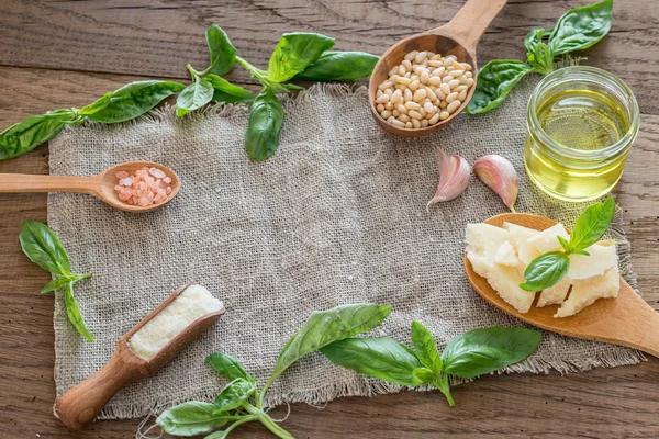 Pesto ahşap masa üzerinde için malzemeler — Stok fotoğraf