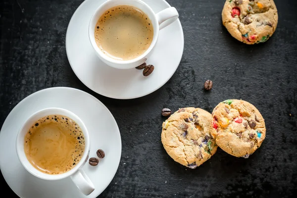 Duas xícaras de café com biscoitos — Fotografia de Stock