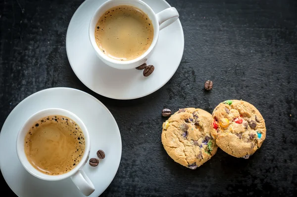 Zwei Tassen Kaffee mit Keksen — Stockfoto