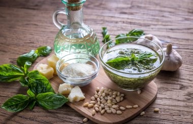 Pesto malzemelerle ahşap tablo