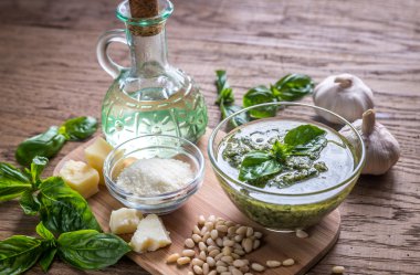 Pesto malzemelerle ahşap tablo