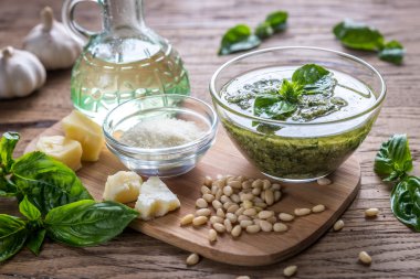 Pesto malzemelerle ahşap tablo