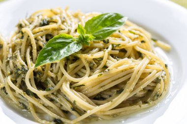 Pesto sos ve fesleğen yaprağı ile makarna bölümünü