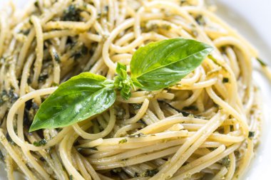 Pesto sos ve fesleğen yaprağı ile makarna bölümünü