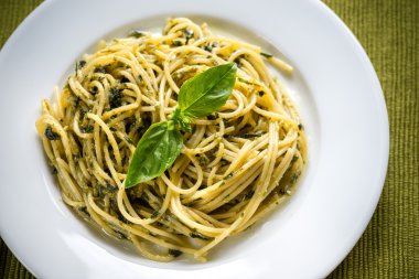 Pesto sos ve fesleğen yaprağı ile makarna bölümünü