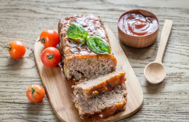 Ahşap tahta üzerinde Barbekü soslu köfte