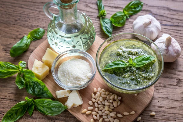 Pesto z składników na drewnianym stole — Zdjęcie stockowe