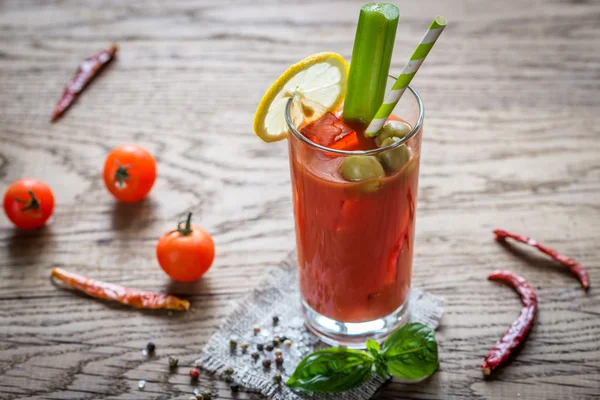 Bloody Mary koktél a fából készült háttér — Stock Fotó