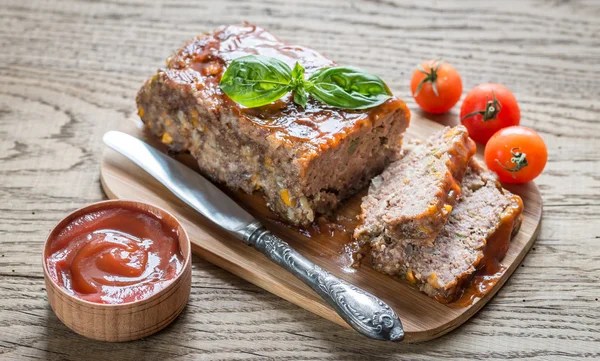 Meat loaf met barbecue saus op de houten bord — Stockfoto
