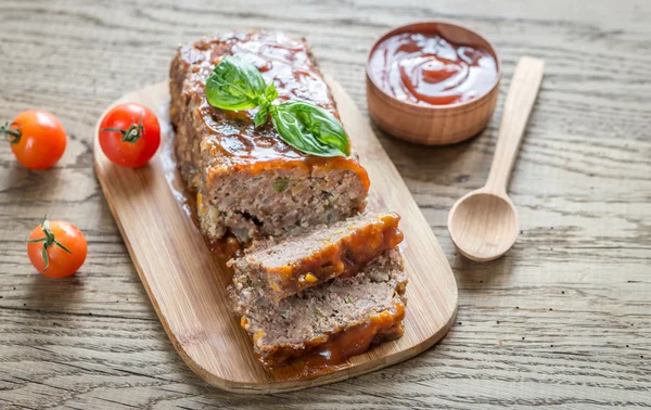 Pan de carne con salsa barbacoa en el tablero de madera —  Fotos de Stock