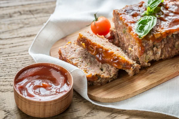 Pão de carne com molho de churrasco na tábua de madeira — Fotografia de Stock