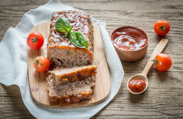 Pain de viande avec sauce barbecue sur la planche en bois — Photo